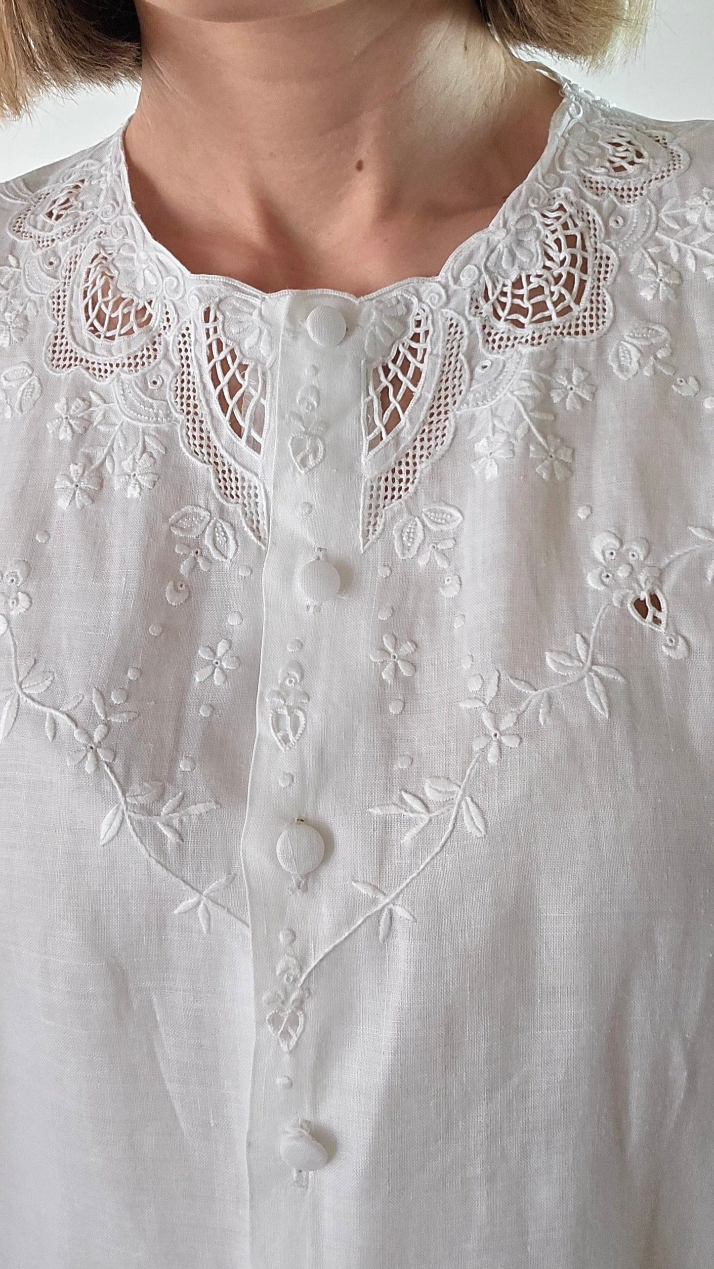 Camicetta lino e ricamo a mano