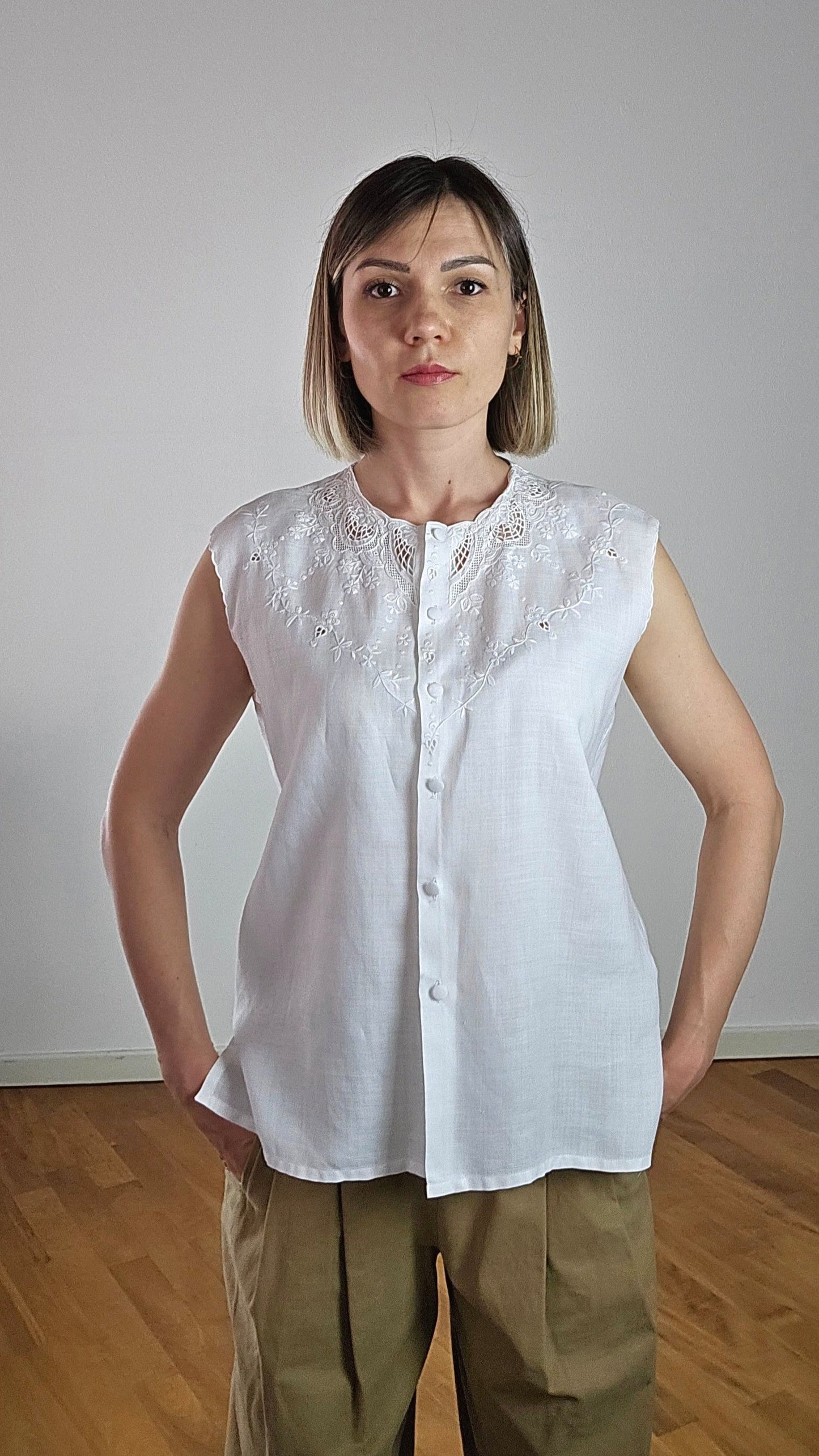 Camicetta lino e ricamo a mano