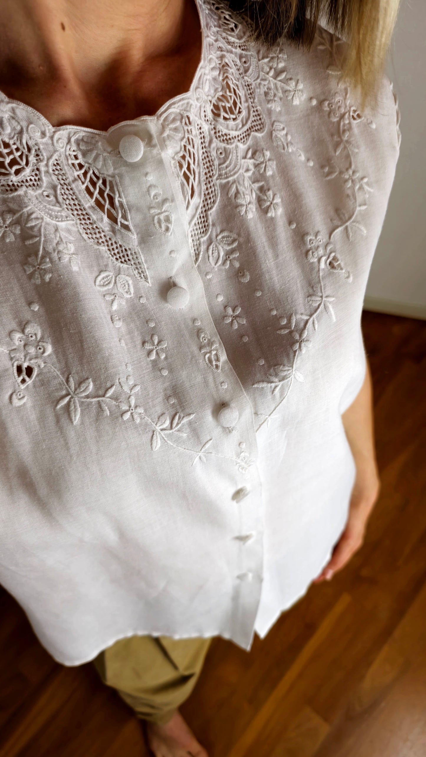 Camicetta lino e ricamo a mano