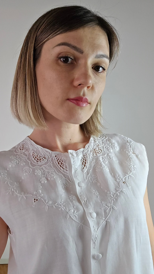 Camicetta lino e ricamo a mano