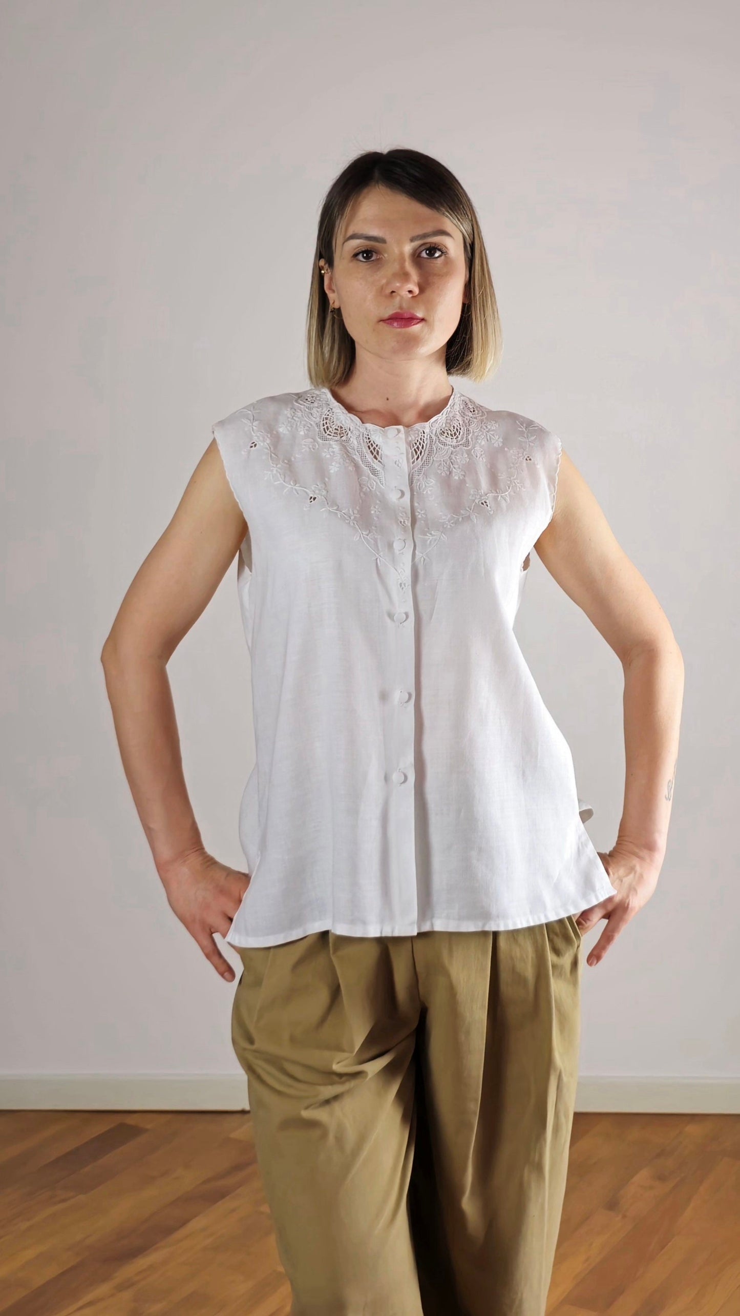 Camicetta lino e ricamo a mano